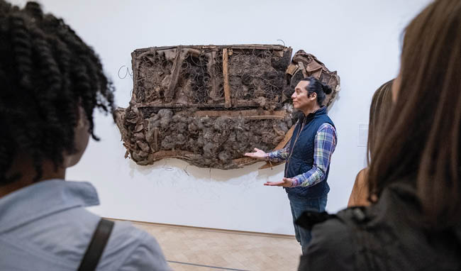 Guide with visitors at El Museo