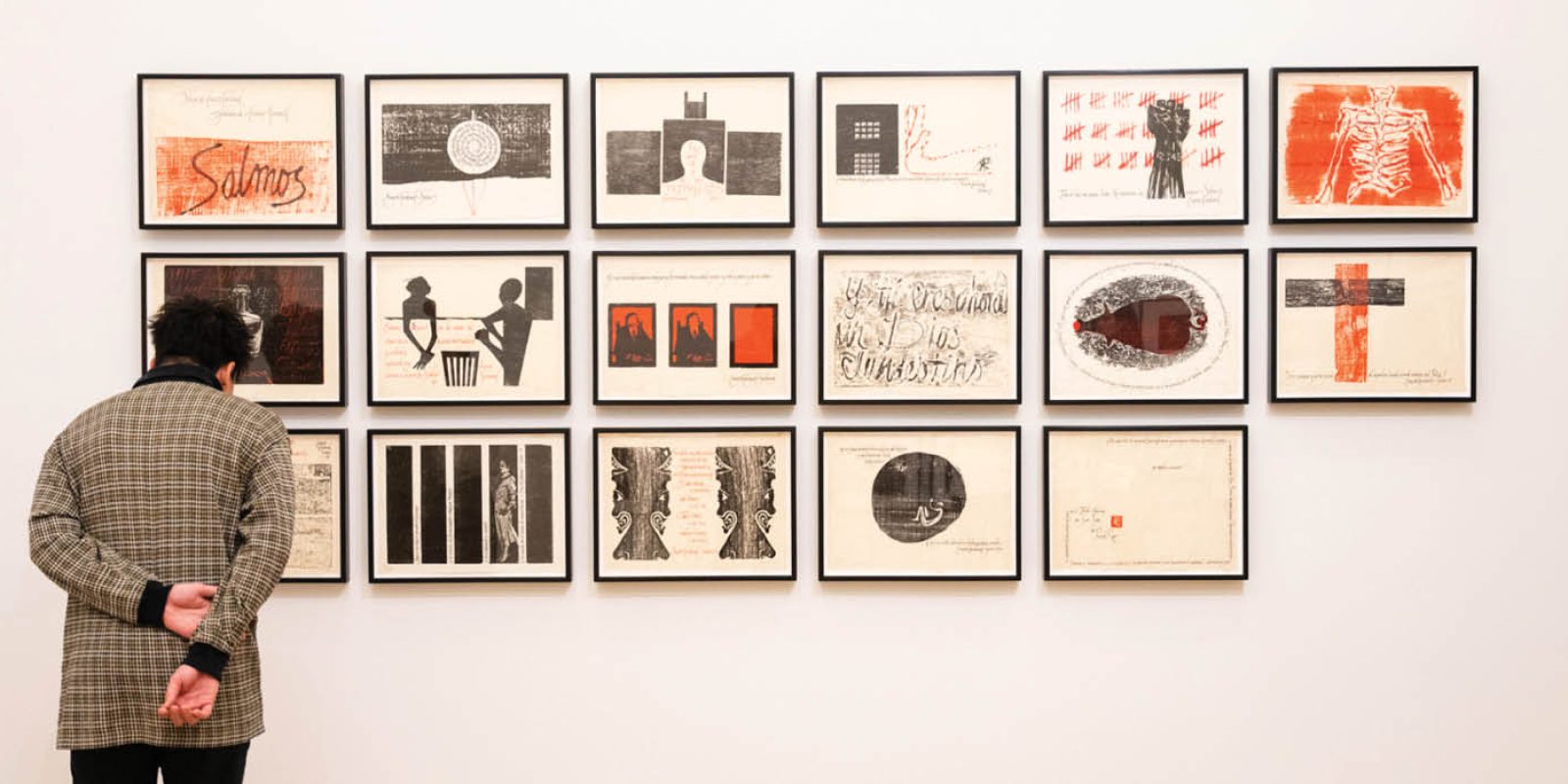 Person visiting El Museo's exhibition
